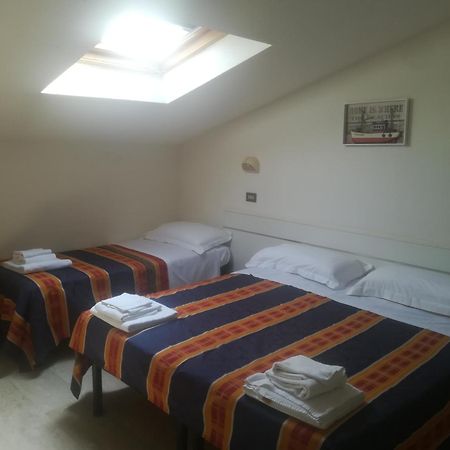 Hotel Derna ヴィアレッジョ エクステリア 写真