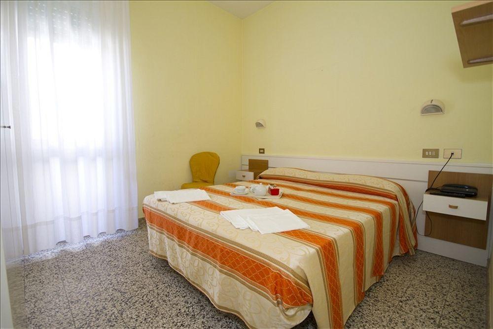 Hotel Derna ヴィアレッジョ エクステリア 写真
