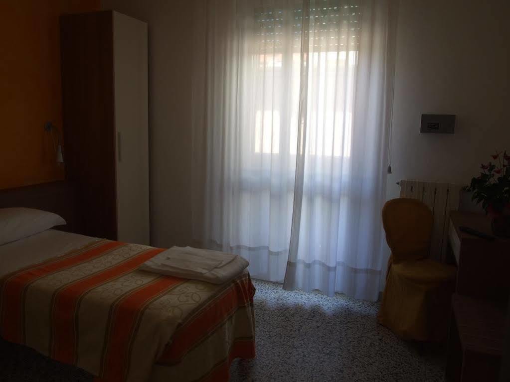 Hotel Derna ヴィアレッジョ エクステリア 写真
