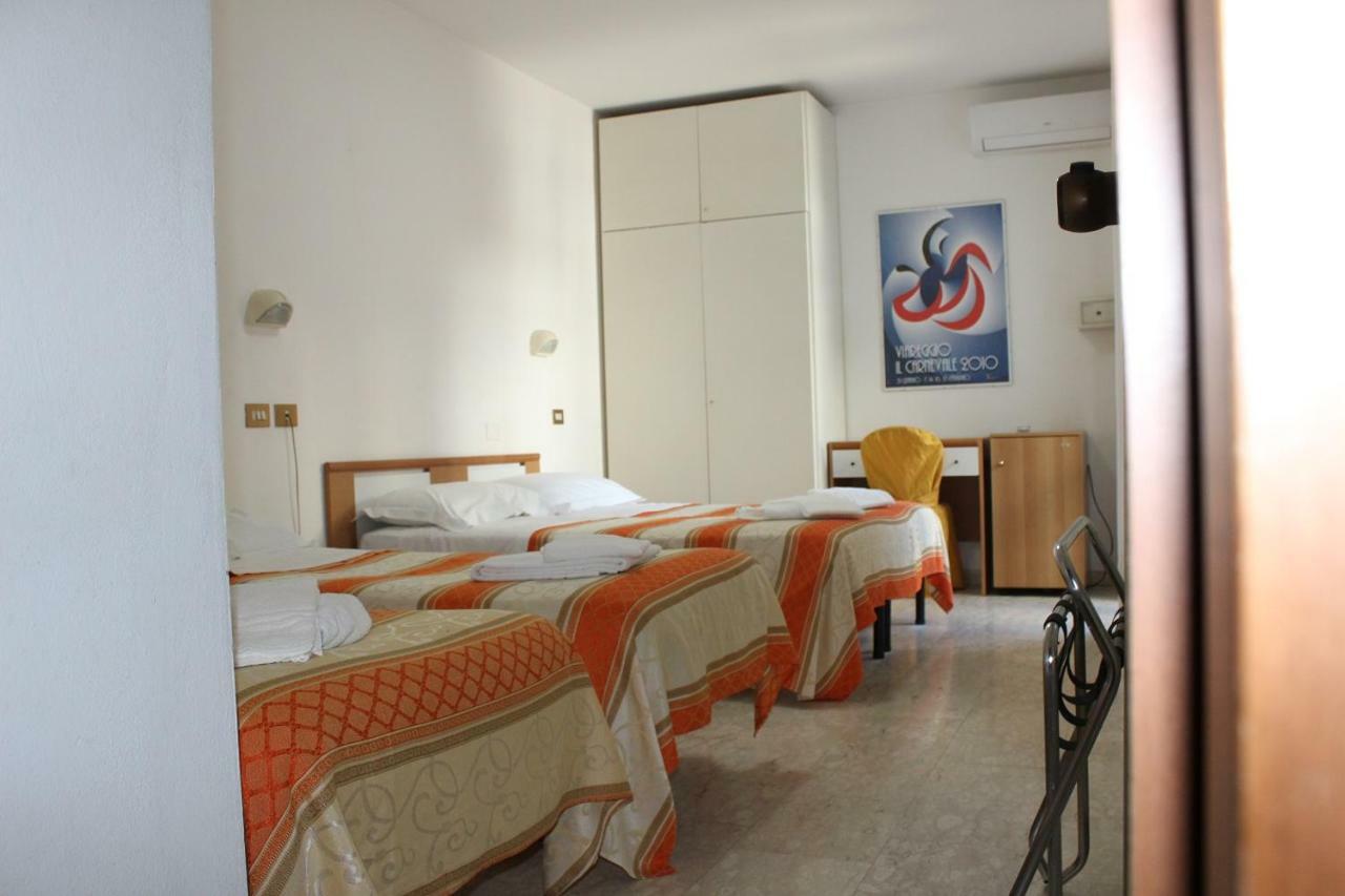 Hotel Derna ヴィアレッジョ エクステリア 写真