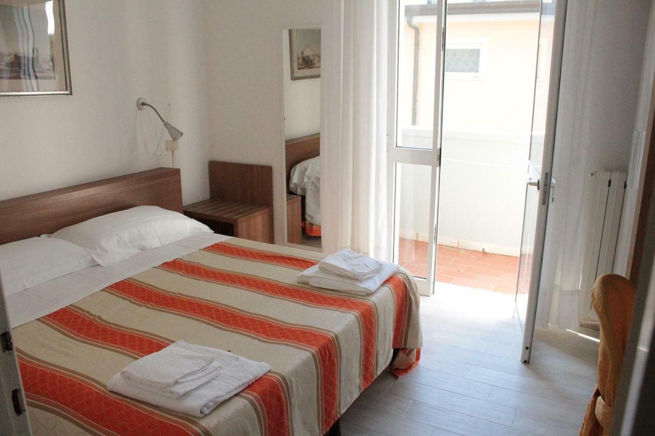 Hotel Derna ヴィアレッジョ エクステリア 写真